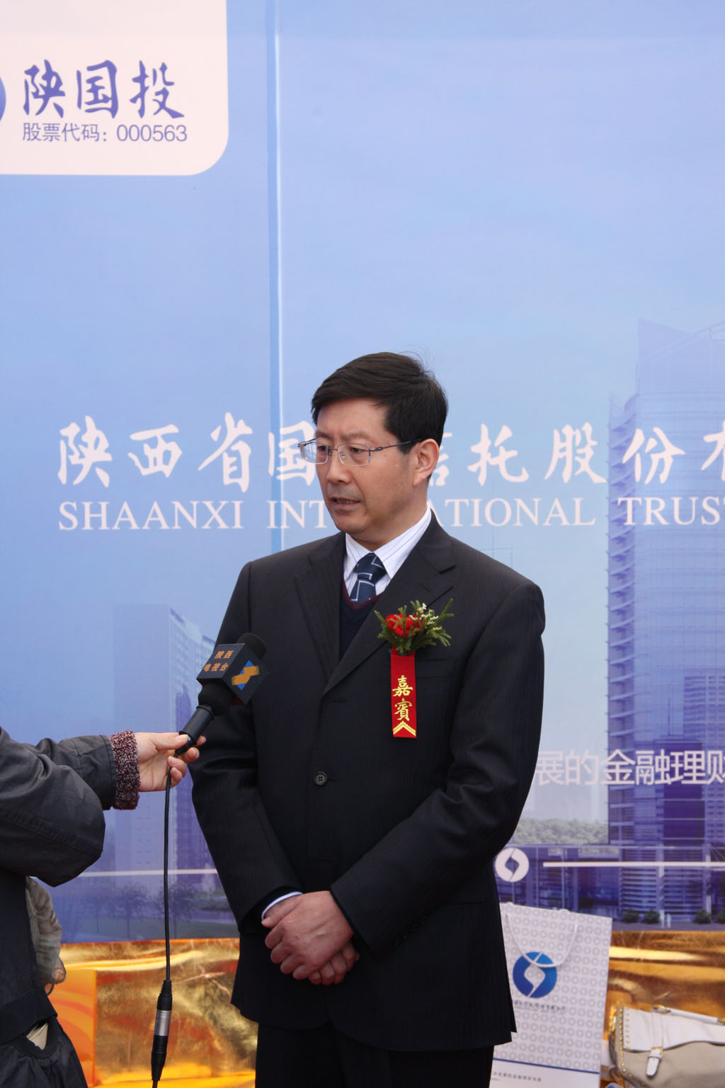 董事長(zhǎng)薛季民接受新聞媒體采訪